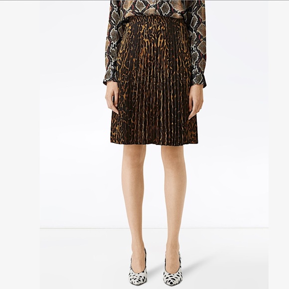 BURBERRY Pleated Midi Skirt With Leopard Print Motif In Black - Picture 13 of 16